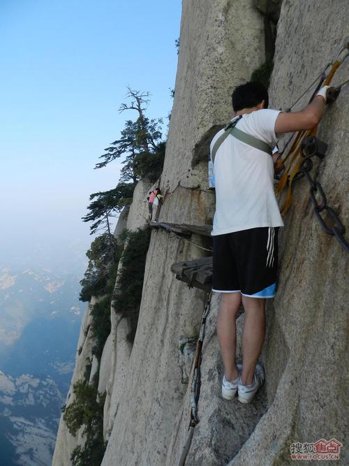 华山什么时候爬最合适_华山每年掉下去多少人